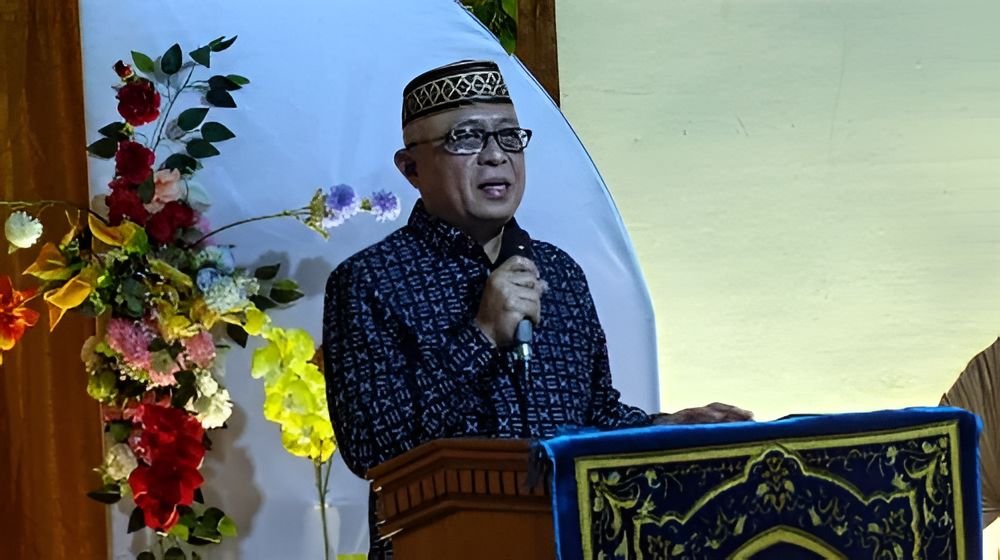 Bupati Gorontalo Sofyan Puhi saat memberikan sambutan di kegiatan doa pemberangkatan Calon Jamaah Haji (JCH) tahun 1447 H/2026 di Desa Bulota, Kecamatan Telaga Jaya, Kabupaten Gorontalo, Kamis (16/4/2026). (Foto: Humas Pemkab Gorontalo)