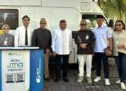 Wakil Bupati Gorontalo Tonny S. Junus meninjau langsung stan pelayanan BPJS Ketenagakerjaan yang digelar di area Masjid Agung Baiturrahman Limboto, Jumat (17/4/2026). (Foto: Humas Pemkab Gorontalo)