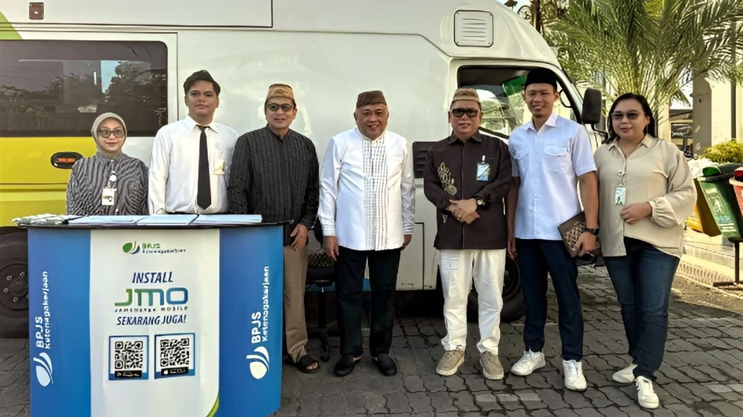 Wakil Bupati Gorontalo Tonny S. Junus meninjau langsung stan pelayanan BPJS Ketenagakerjaan yang digelar di area Masjid Agung Baiturrahman Limboto, Jumat (17/4/2026). (Foto: Humas Pemkab Gorontalo)