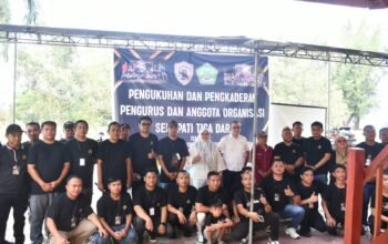 Foto bersama Wakil Bupati Boalemo, Lahmuddin Hambali usai membuka kegiatan pengukuhan dan pengkaderan Organisasi Senopati Tigadara/Hibata.id