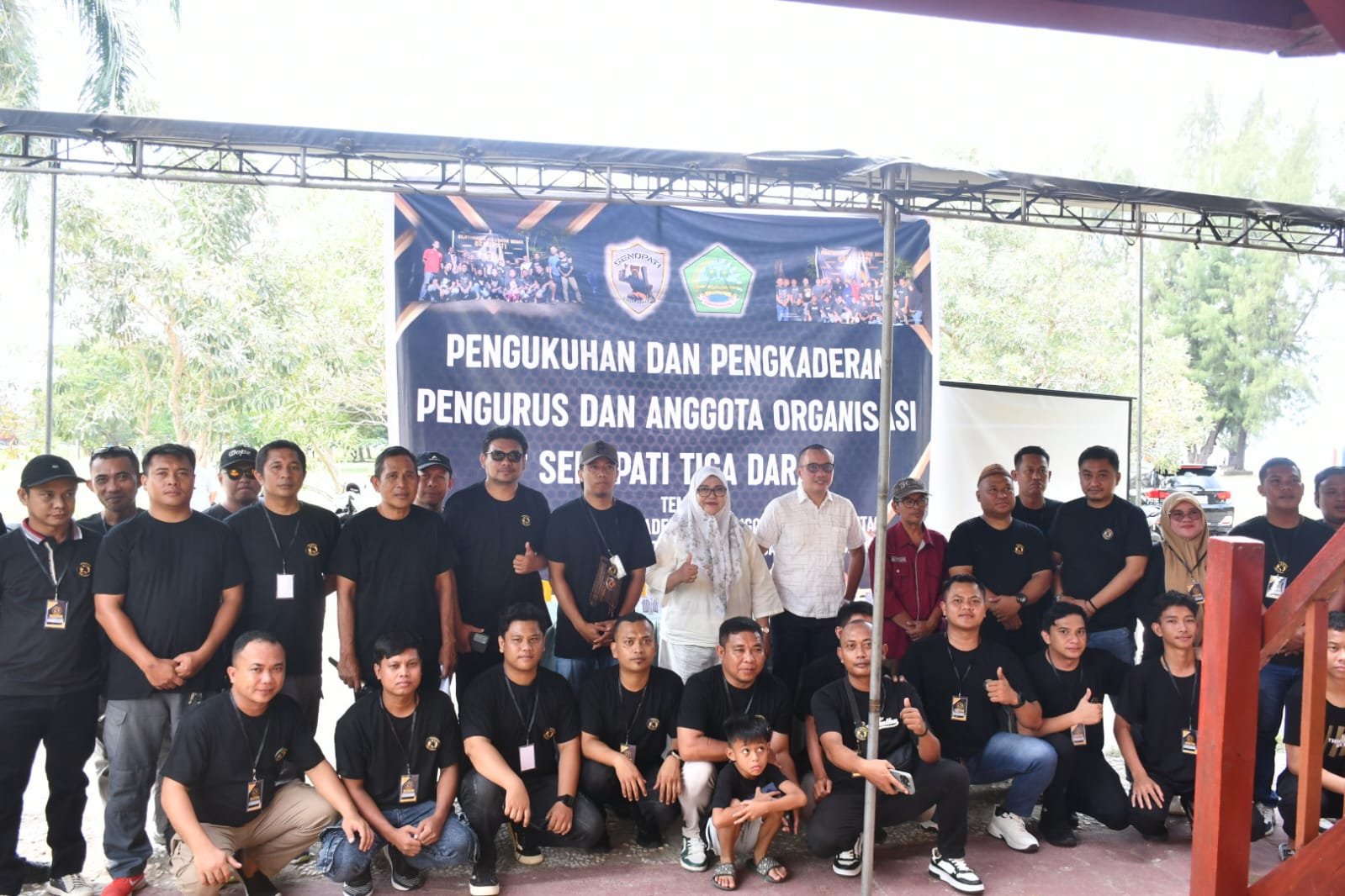 Foto bersama Wakil Bupati Boalemo, Lahmuddin Hambali usai membuka kegiatan pengukuhan dan pengkaderan Organisasi Senopati Tigadara/Hibata.id
