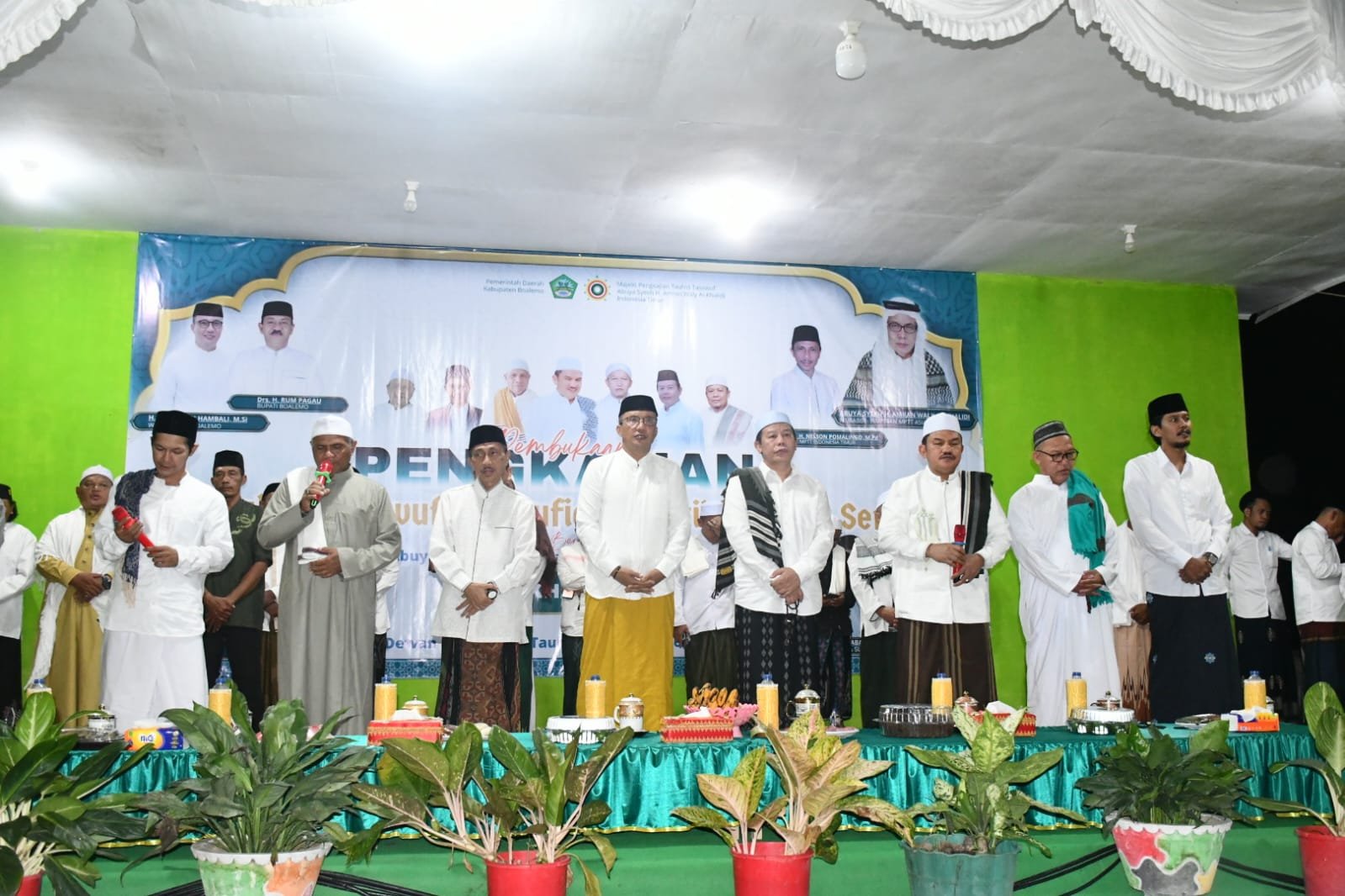 Wabup Boalemo Lahmuddin Hambali usai membuka pengkajian tauhid tasawuf dan dzikir Ratib Saribe di Desa Sukamaju