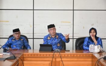 Wakil Bupati Boalemo, Lahmudin Hambali, memimpin rapat evaluasi kebijakan Work From Anywhere (WFA)/Hibata.id