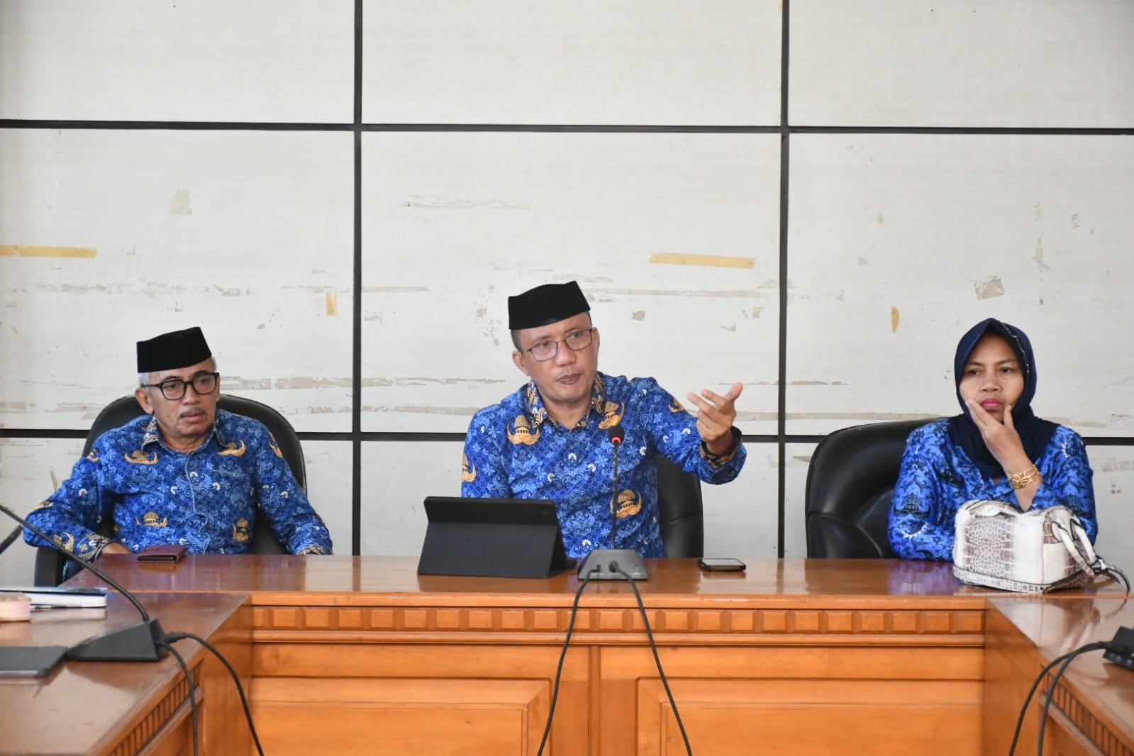 Wakil Bupati Boalemo, Lahmudin Hambali, memimpin rapat evaluasi kebijakan Work From Anywhere (WFA)/Hibata.id