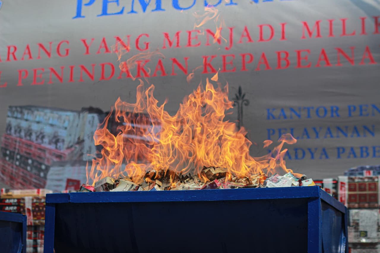 Proses pemusnahan ratusan ribu batang rokok ilegal oleh Bea Cukai Gorontalo sebagai hasil penindakan periode 2025–2026/Hibata.id