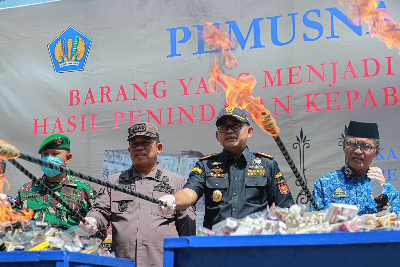 Bea Cukai Gorontalo Musnahkan 994 Ribu Batang Rokok Ilegal, Negara Selamatkan Potensi Kerugian Rp750 Juta. FOTO: Randi/Hibata.id