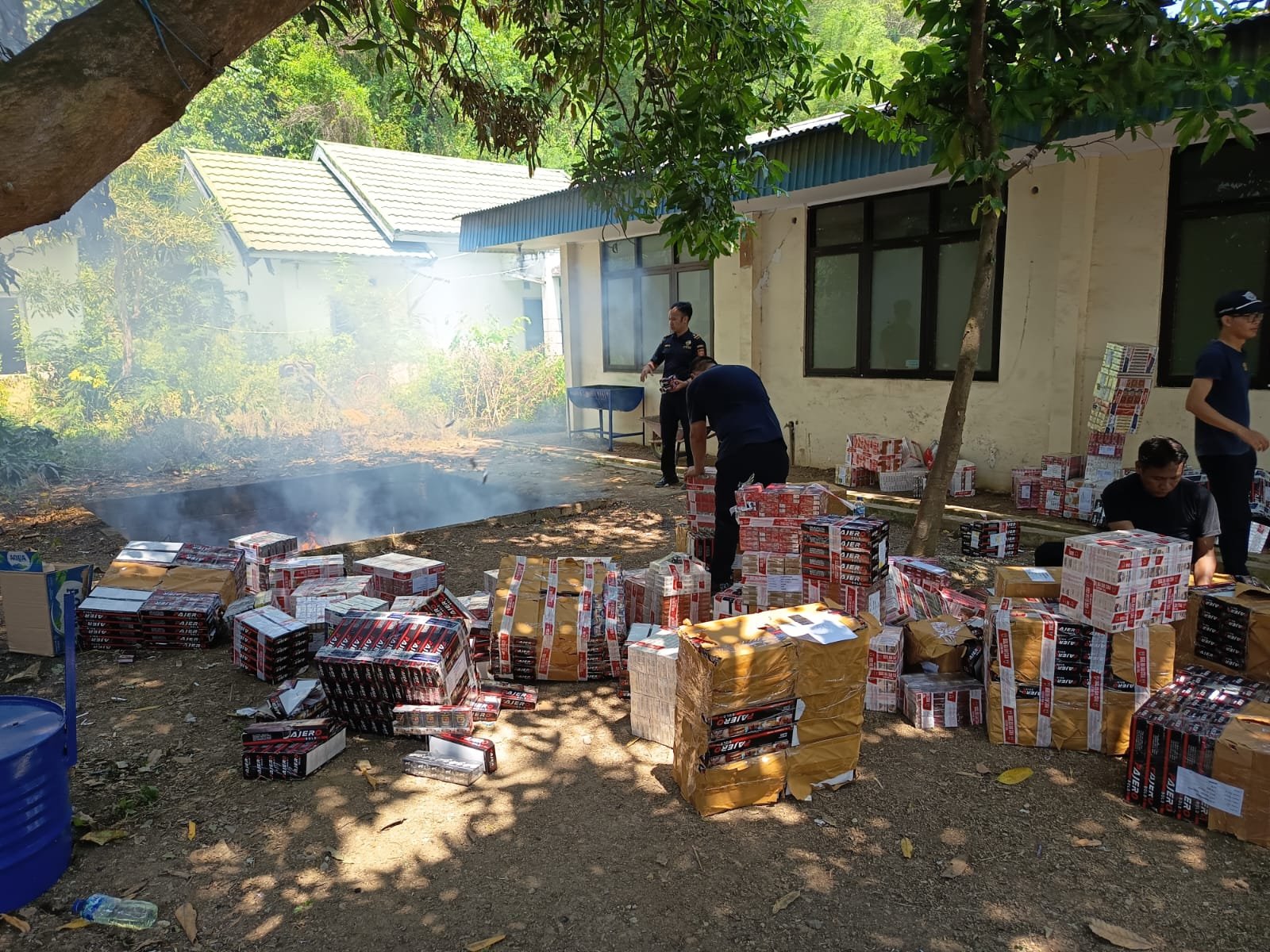 Proses pemusnahan ratusan ribu batang rokok ilegal oleh Bea Cukai Gorontalo sebagai hasil penindakan periode 2025–2026/Hibata.id