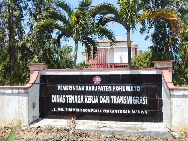 Kantor Dinas Tenaga Kerja dan Transmigrasi (Disnakertrans) Pohuwato. (Foto: Defri Tahir/Hibata.id)