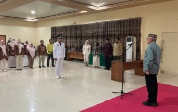 Bupati Gorontalo Sofyan Puhi melantik Pj Kades Olobua di Tibawa/Hibata.id