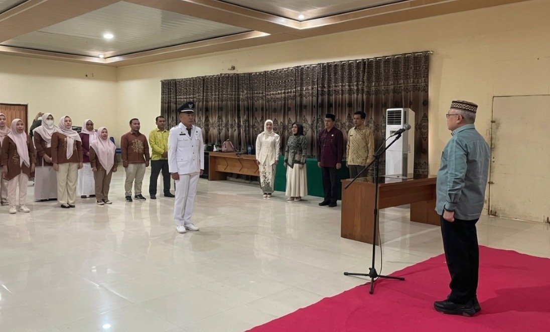 Bupati Gorontalo Sofyan Puhi melantik Pj Kades Olobua di Tibawa/Hibata.id