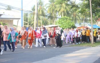 Alun-Alun Bone Bolango penuh tawa saat ribuan warga ikut jalan sehat, senam, dan layanan gratis di HUT ke-23 Bone Bolango dan Hardiknas 2026/Hibata.id