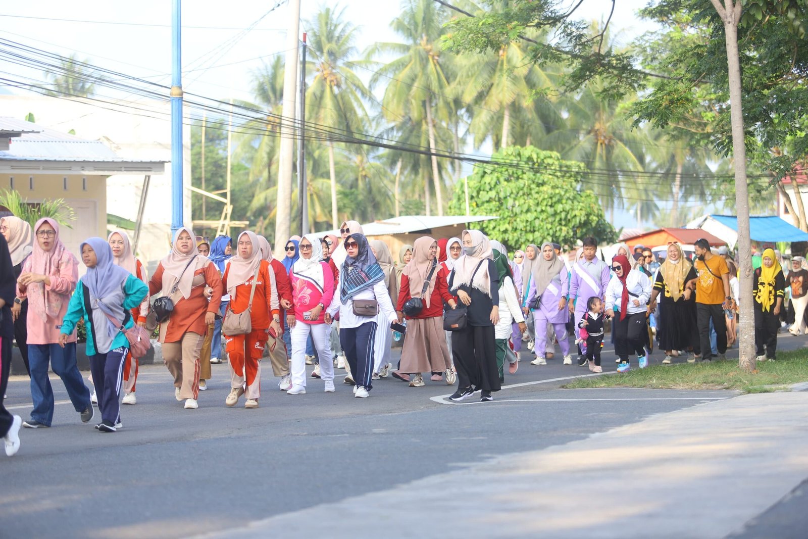 Alun-Alun Bone Bolango penuh tawa saat ribuan warga ikut jalan sehat, senam, dan layanan gratis di HUT ke-23 Bone Bolango dan Hardiknas 2026/Hibata.id