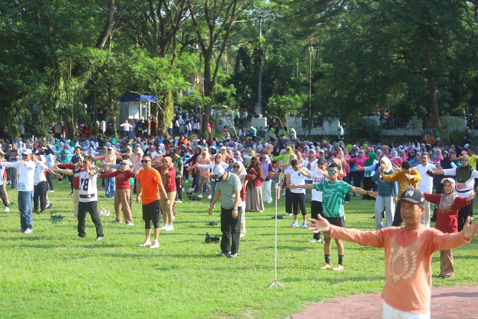 Suasana meriah dan penuh kebersamaan mewarnai jalan sehat dan senam bersama di Alun-Alun Bone Bolango pada HUT ke-23 dan Hardiknas 2026/Hibata.id