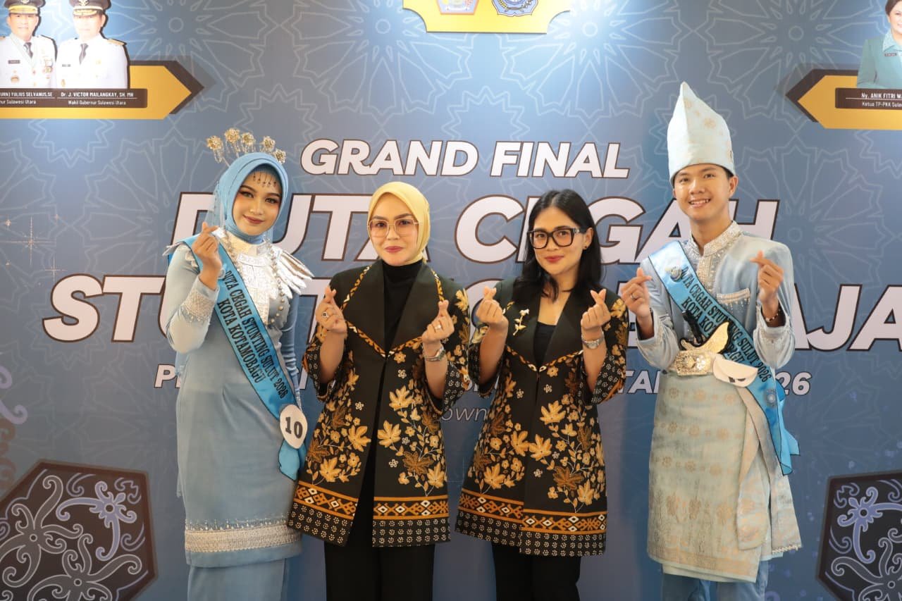 Ketua TP PKK Kota Kotamobagu, Rindah Gaib Mokoginta, dan Wakil Ketua TP PKK Kotamobagu, Resty Mangkat Somba bersama Chrismart Imanuel Jourdan Palenewen dan , Megrisa Hidayat Lasena yang merupakan duta Duta Stunting Kotamobagu. (Foto: Humas Pemkot Kotamobagu)