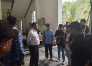 Sekretaris Daerah Bone Bolango, Iwan Mustapa, menerima massa aksi Aliansi Masyarakat dan Mahasiswa Bone Bolango di lobi Kantor Bupati Bone Bolango, Senin (27/4/2026), terkait aspirasi dugaan pelanggaran RTRW serta aktivitas hiburan malam yang menjadi sorotan warga/Hibata.id