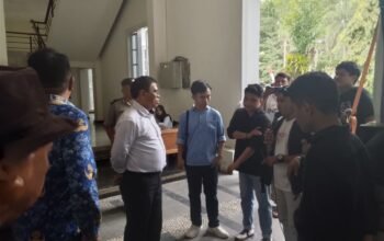Sekretaris Daerah Bone Bolango, Iwan Mustapa, menerima massa aksi Aliansi Masyarakat dan Mahasiswa Bone Bolango di lobi Kantor Bupati Bone Bolango, Senin (27/4/2026), terkait aspirasi dugaan pelanggaran RTRW serta aktivitas hiburan malam yang menjadi sorotan warga/Hibata.id