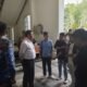 Sekretaris Daerah Bone Bolango, Iwan Mustapa, menerima massa aksi Aliansi Masyarakat dan Mahasiswa Bone Bolango di lobi Kantor Bupati Bone Bolango, Senin (27/4/2026), terkait aspirasi dugaan pelanggaran RTRW serta aktivitas hiburan malam yang menjadi sorotan warga/Hibata.id