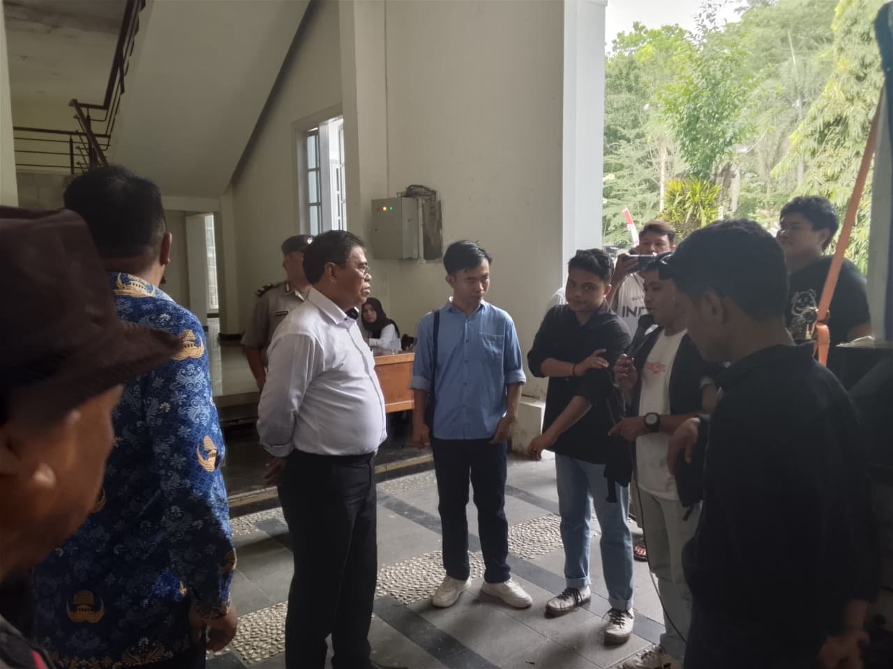 Sekretaris Daerah Bone Bolango, Iwan Mustapa, menerima massa aksi Aliansi Masyarakat dan Mahasiswa Bone Bolango di lobi Kantor Bupati Bone Bolango, Senin (27/4/2026), terkait aspirasi dugaan pelanggaran RTRW serta aktivitas hiburan malam yang menjadi sorotan warga/Hibata.id