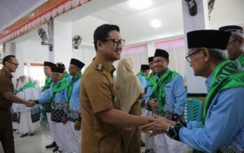 Wakil Wali Kota Kotamobagu, Rendy Virgiawan Mangkat, secara resmi melepas 48 jemaah calon haji asal daerah tersebut untuk musim haji 1447 Hijriah/2026. (Foto: Humas Pemkot Kotamobagu)