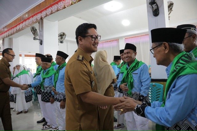Wakil Wali Kota Kotamobagu, Rendy Virgiawan Mangkat, secara resmi melepas 48 jemaah calon haji asal daerah tersebut untuk musim haji 1447 Hijriah/2026. (Foto: Humas Pemkot Kotamobagu)
