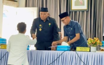 DPRD Buton Tengah menyetujui LKPJ 2025, namun menyoroti pertumbuhan ekonomi yang tidak selaras dengan angka kemiskinan serta proyek yang molor/Hibata.id