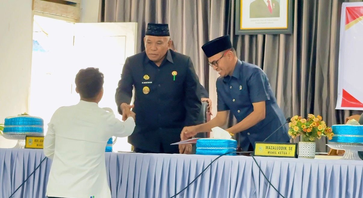 DPRD Buton Tengah menyetujui LKPJ 2025, namun menyoroti pertumbuhan ekonomi yang tidak selaras dengan angka kemiskinan serta proyek yang molor/Hibata.id