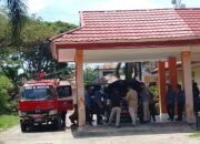 Pemeriksaan fisik BPK kendaraan dinas pemda Pohuwat. (Foto: Defri Tahir)