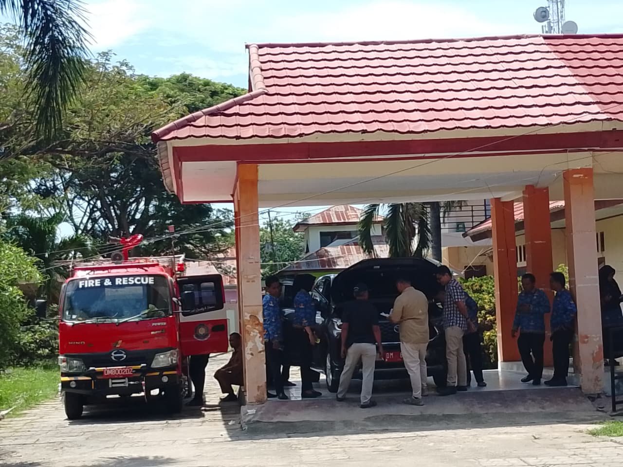 Pemeriksaan fisik BPK kendaraan dinas pemda Pohuwat. (Foto: Defri Tahir)