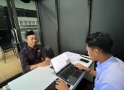 Aliansi Pemuda dan Masyarakat Peduli Keadilan (APMPK), Rahwandi Botutihe saat diperiksa Direktorat Reserse Kriminal Khusus (Ditreskrimsus) Polda Gorontalo. (Foto: Istw)