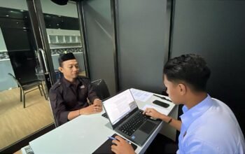 Aliansi Pemuda dan Masyarakat Peduli Keadilan (APMPK), Rahwandi Botutihe saat diperiksa Direktorat Reserse Kriminal Khusus (Ditreskrimsus) Polda Gorontalo. (Foto: Istw)