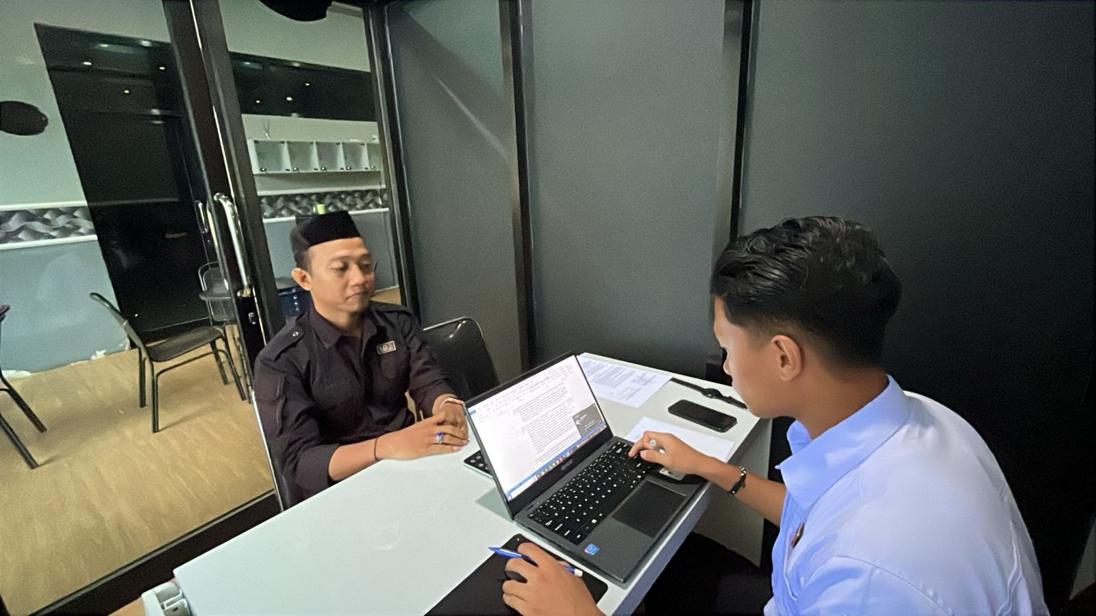 Aliansi Pemuda dan Masyarakat Peduli Keadilan (APMPK), Rahwandi Botutihe saat diperiksa Direktorat Reserse Kriminal Khusus (Ditreskrimsus) Polda Gorontalo. (Foto: Istw)