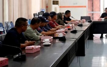 Para penambang mengungkap kerusakan talang penangkap emas/Hibata.id