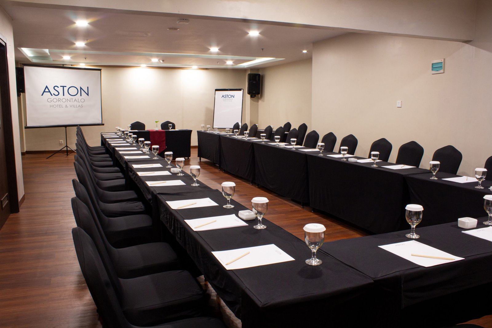ASTON Gorontalo hadir dengan ballroom luas, ruang meeting modern, videotron, dan paket fleksibel untuk seminar, gathering, hingga konferensi/Hibata.id