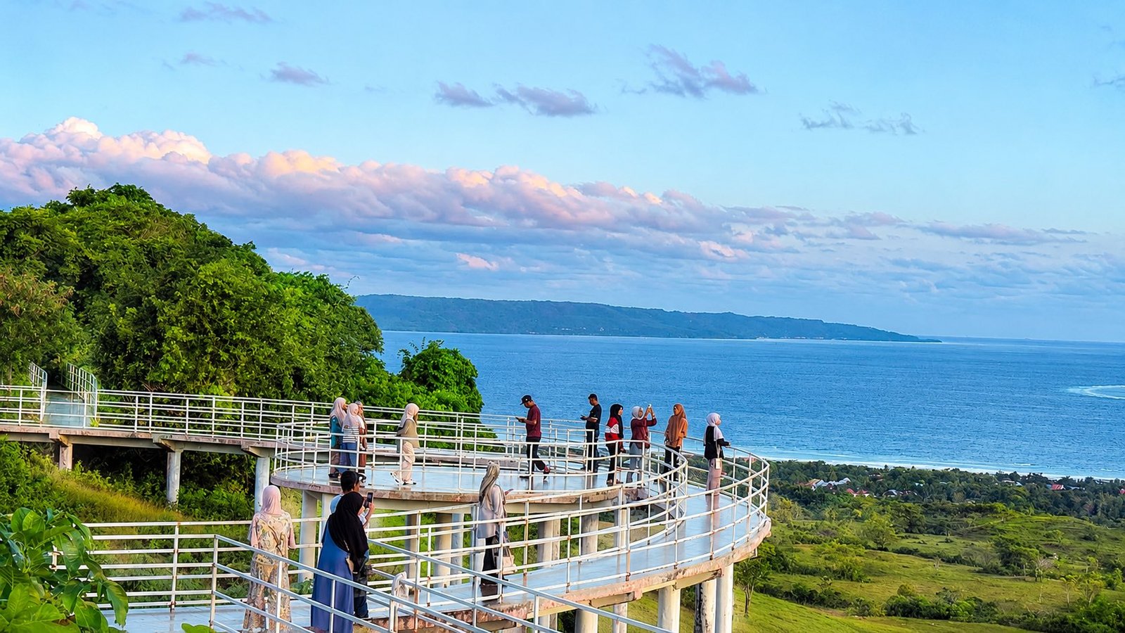 Panorama Puncak Kahianga di Pulau Tomia, Kabupaten Wakatobi, Sulawesi Tenggara. Dari ketinggian ini, wisatawan dapat menikmati hamparan perbukitan hijau, gugusan pulau kecil, dan birunya Laut Banda yang menjadi daya tarik wisata alam di Wakatobi. (Foto: Arwin Hibata.id)