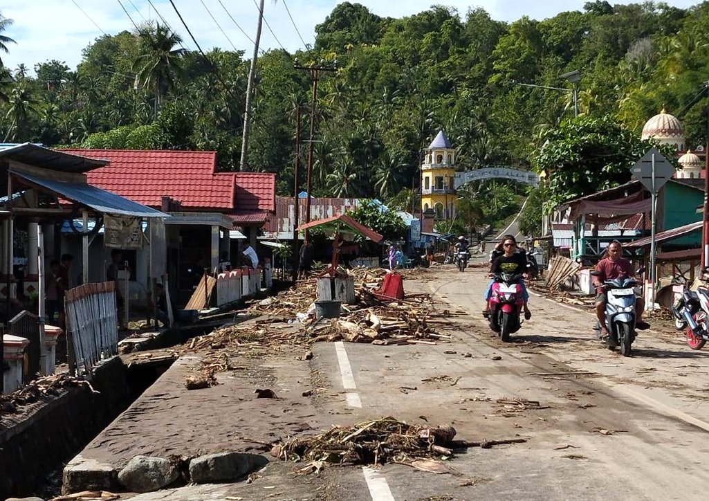 Kondisi saat ini pasca musibah banjir bandang dan tanah longsor yang menerjang wilayah pesisir Desa Muara Bone, Kecamatan Bone, Kabupaten Bone Bolango, Selasa malam (26/05/2026). (F.dok.istimewa)/Hibata.id
