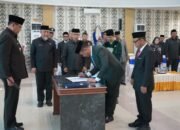 Penandatanganan berita acara pelantikan Kepala Kesbangpol Provinsi Gorontalo disaksikan Gubernur Gorontalo Gusnar Ismail . (Foto – Valen)/Hibata.id
