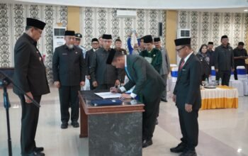 Penandatanganan berita acara pelantikan Kepala Kesbangpol Provinsi Gorontalo disaksikan Gubernur Gorontalo Gusnar Ismail . (Foto – Valen)/Hibata.id