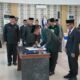 Penandatanganan berita acara pelantikan Kepala Kesbangpol Provinsi Gorontalo disaksikan Gubernur Gorontalo Gusnar Ismail . (Foto – Valen)/Hibata.id