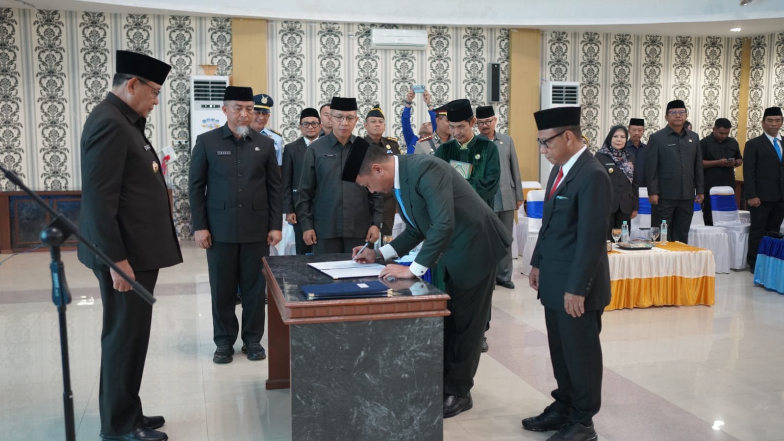 Penandatanganan berita acara pelantikan Kepala Kesbangpol Provinsi Gorontalo disaksikan Gubernur Gorontalo Gusnar Ismail . (Foto – Valen)/Hibata.id