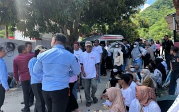 Antusiasme warga memadati pesisir Leato Selatan, Kota Gorontalo, menyambut kedatangan Presiden Prabowo Subianto untuk meresmikan Kampung Nelayan Merah Putih/Hibata.id