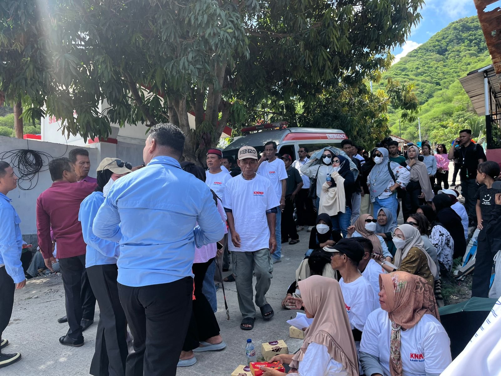 Antusiasme warga memadati pesisir Leato Selatan, Kota Gorontalo, menyambut kedatangan Presiden Prabowo Subianto untuk meresmikan Kampung Nelayan Merah Putih/Hibata.id