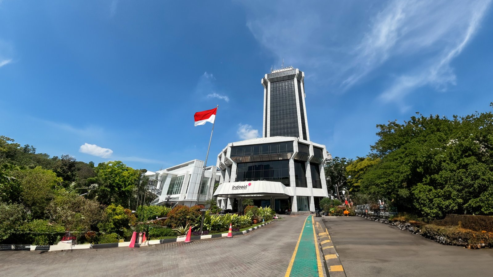 Indosat mengawali tahun 2026 dengan kinerja yang kuat, mencatatkan pertumbuhan dua digit pada indikator keuangan utama di kuartal pertama. Pencapaian ini menegaskan konsistensi perusahaan dalam mengeksekusi strategi yang berfokus pada pelanggan, yang ditopang oleh hyper-personalization berbasis AI, pengelolaan operasional yang disiplin, serta investasi berkelanjutan dalam keunggulan jaringan dan kapabilitas digital/Hibata.id