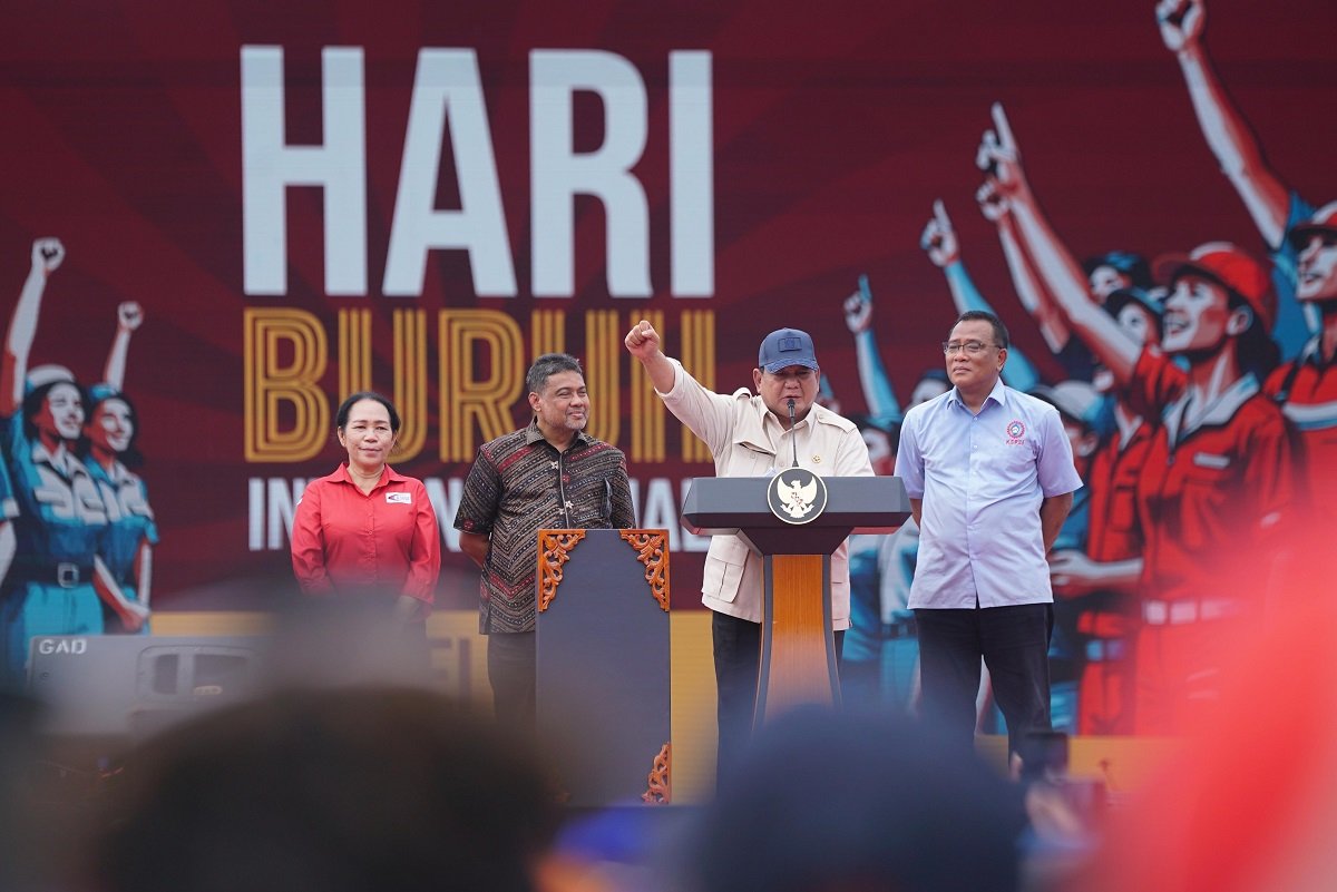 Presiden Prabowo Subianto menyampaikan orasi pada peringatan Hari Buruh Internasional di Lapangan Silang Monumen Nasional (Monas), Jakarta, Kamis (1/5/2025), menyoroti isu kesejahteraan buruh dan program pemerintah/Hibata.id
