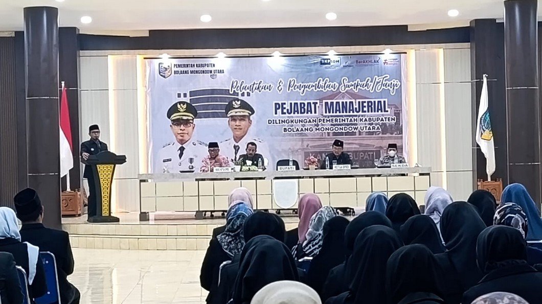 Prosesi pelantikan pejabat eselon II oleh Bupati Bolmut Sirajudin Lasena sebagai bagian dari penyegaran birokrasi daerah/Hibata.id