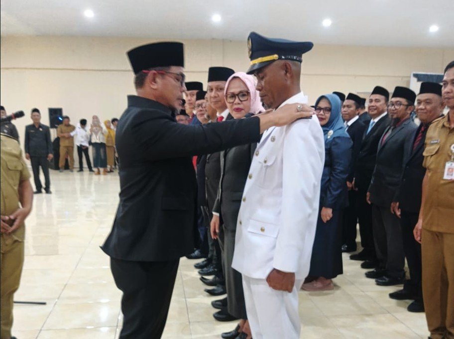 Prosesi pelantikan pejabat eselon II oleh Bupati Bolmut Sirajudin Lasena sebagai bagian dari penyegaran birokrasi daerah/Hibata.id