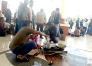 Aksi memasak masyarakat penambang tradisional di depan Kantor Bupati Pohuwato/Hibata.id