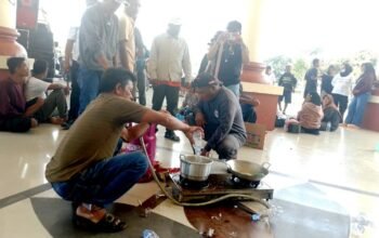 Aksi Memasak Warnai Demo Penambang Tradisional di Kantor Bupati Pohuwato