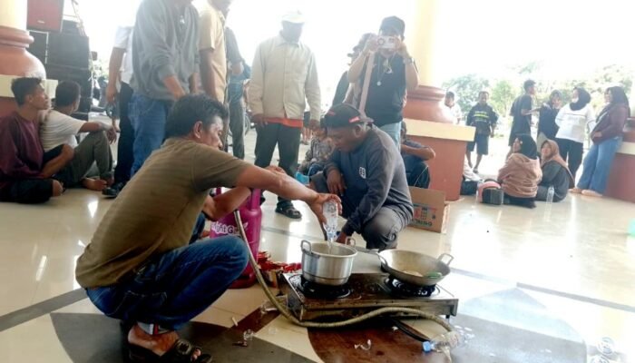 Aksi Memasak Warnai Demo Penambang Tradisional di Kantor Bupati Pohuwato