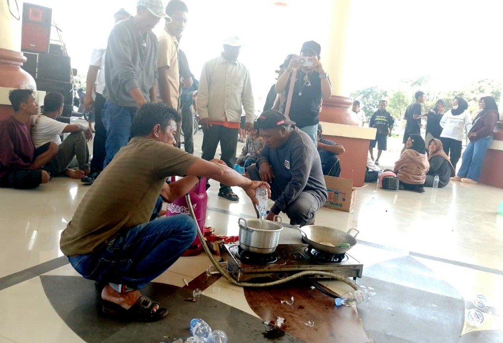 Aksi memasak masyarakat penambang tradisional di depan Kantor Bupati Pohuwato/Hibata.id
