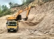 Aktivitas pengangkutan material yang diduga mengandung silika di Kecamatan Kaidipang, Bolmut, menjadi perhatian warga. Material disebut dikirim ke kawasan industri semen/Hibata.id